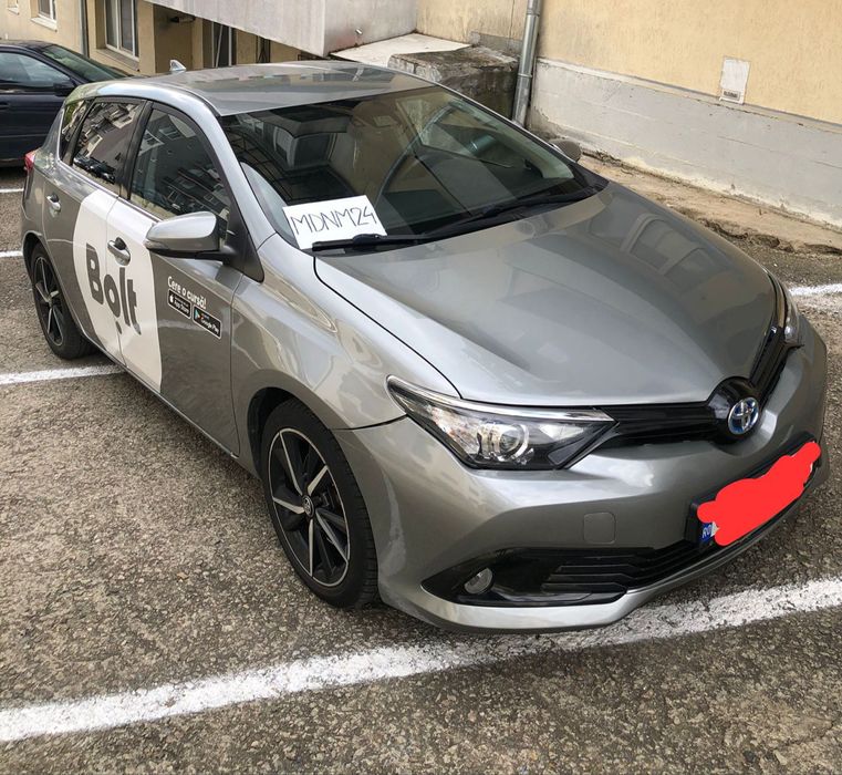 Toyota Auris Hybrid de inchiriat/vanzare Bolt / Uber