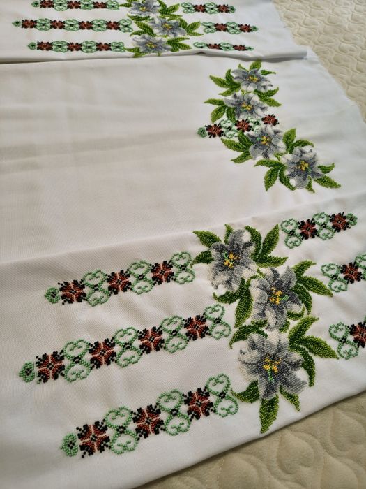 Ie cu margele cusută la mâna