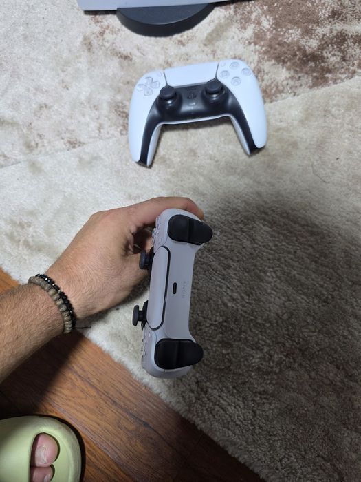 Vând Consola PlayStation 5 Digital Edition (PS5) Slim, 825 GB+ 2 controlăre +contul de jocuri