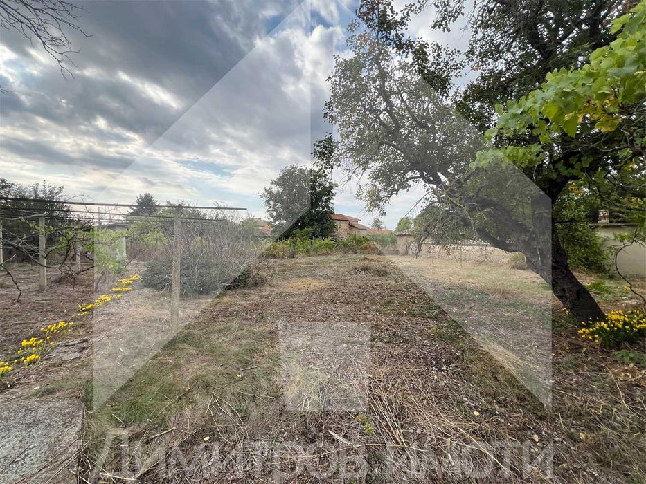 Продаваме самостоятелна тухлена къща в гр. Плиска с двор 1 дка и ГАРАЖ