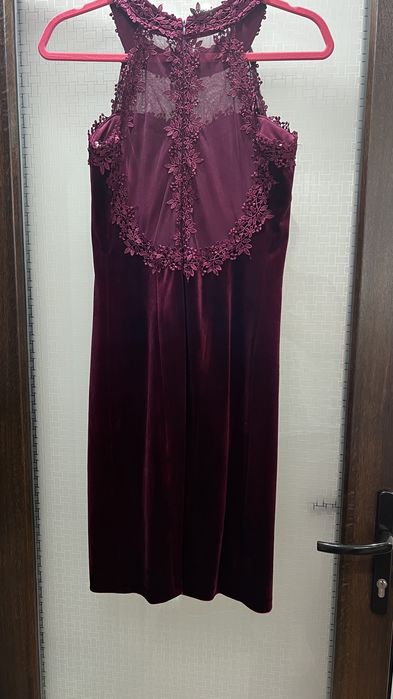 Rochie de catifea burgundi si dantela