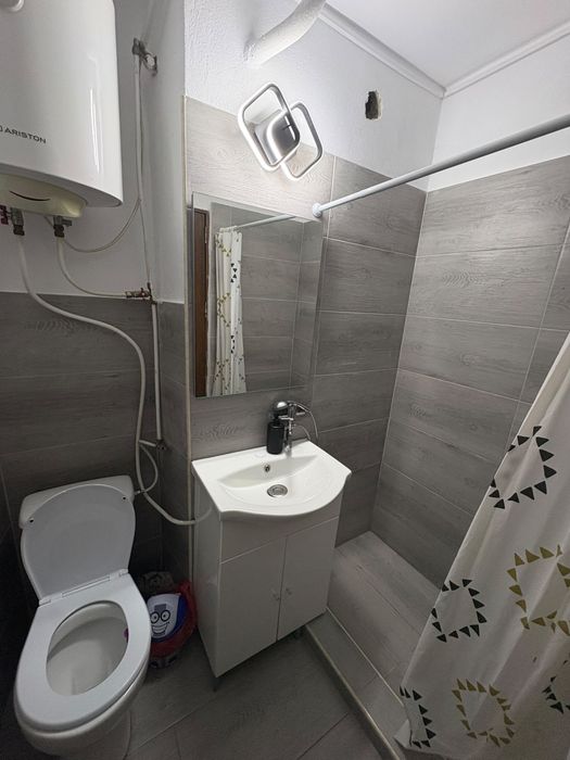 Vand apartament Craiovita Noua zona materna etaj 1/4