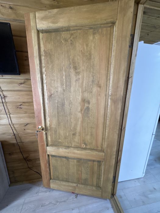 Продам деревянную дверь