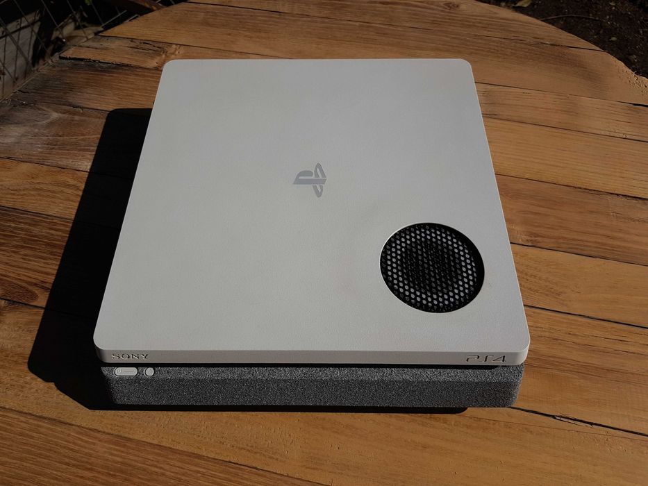Sony PS4 Slim modat cu 2 controlere