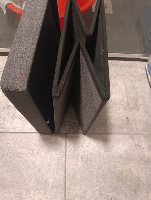 Taburet cub pliabil cu spatiu de depozitare in stare bună.