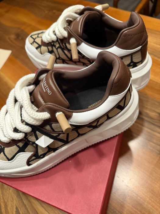 Продавам чисто нови оригинални сникърси Valentino