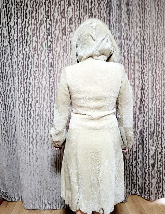 Продам белую шубу из мутона