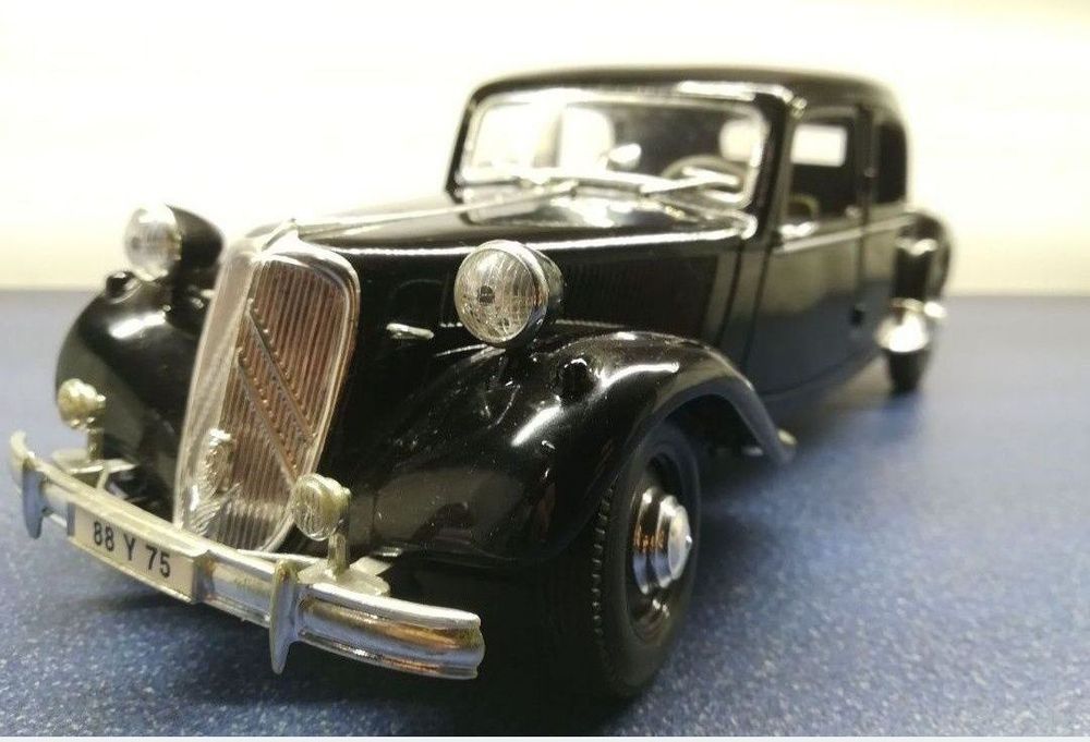 Macheta metalica auto citroen 15cv
Scara 1:18
Citroen 15CV
Maisto

Poz