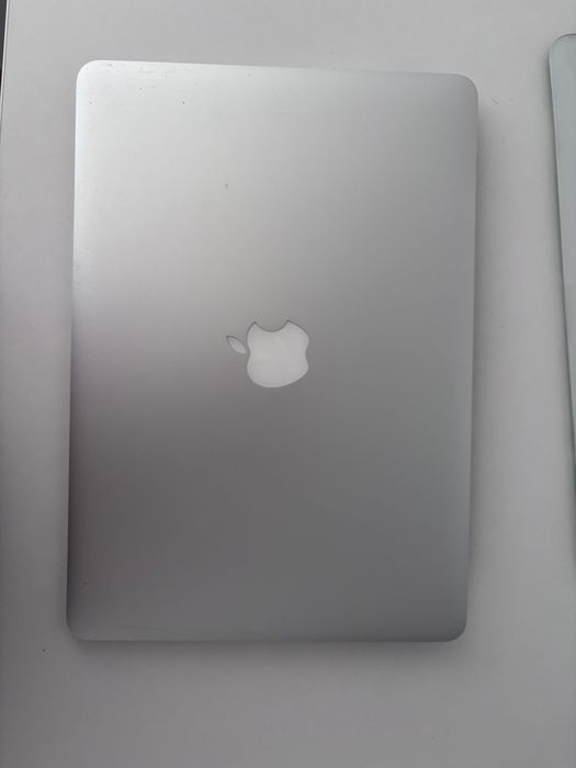 MacBook Air 13” 2017 – i5 / 8GB RAM502  / foarte îngrijit