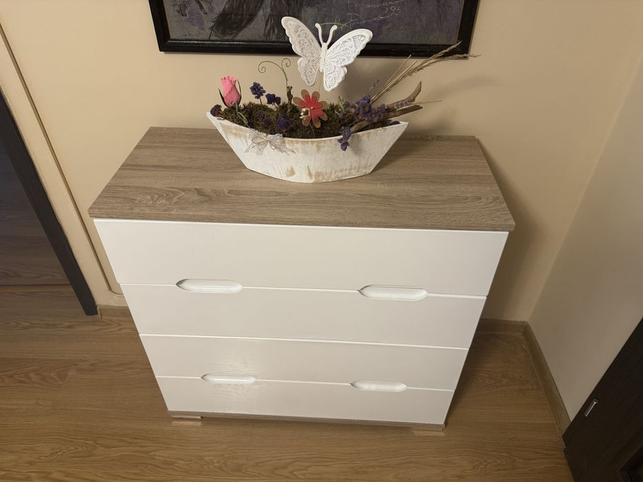 Комод / скрин с 4 чекмеджета и подарък