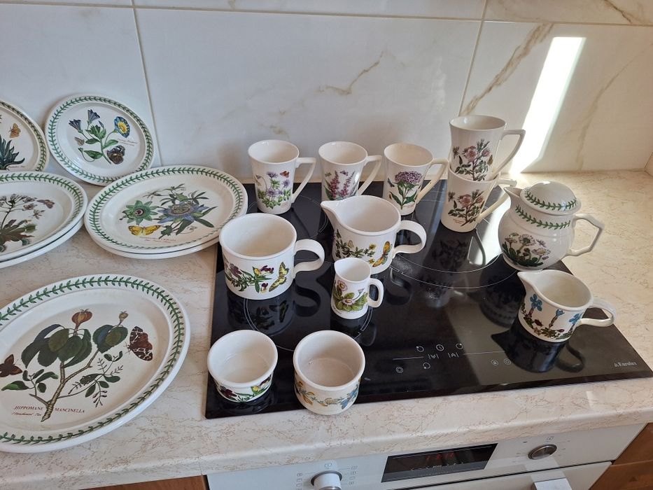 Порцеланов чайник и захарница