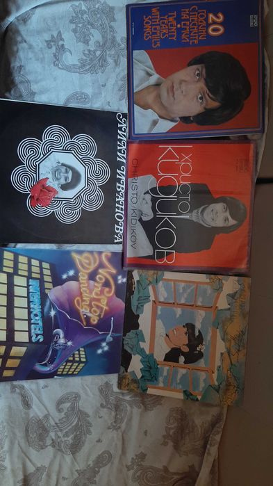 Продавам плочи за грамофон има и малки плочи