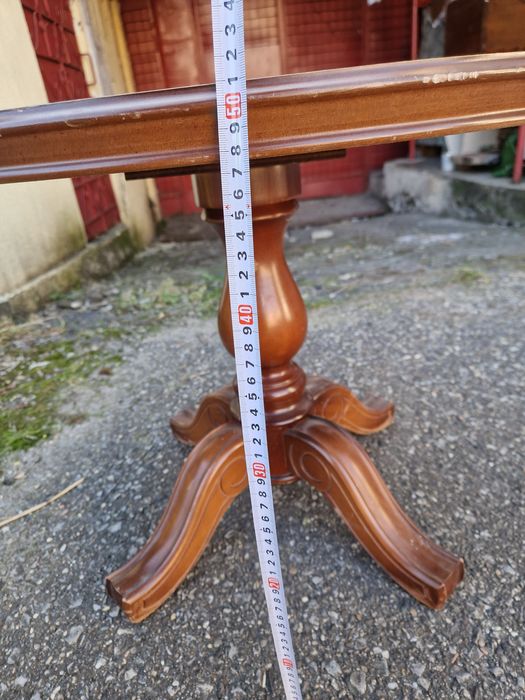 Vând măsuță de lemn lăcuita
