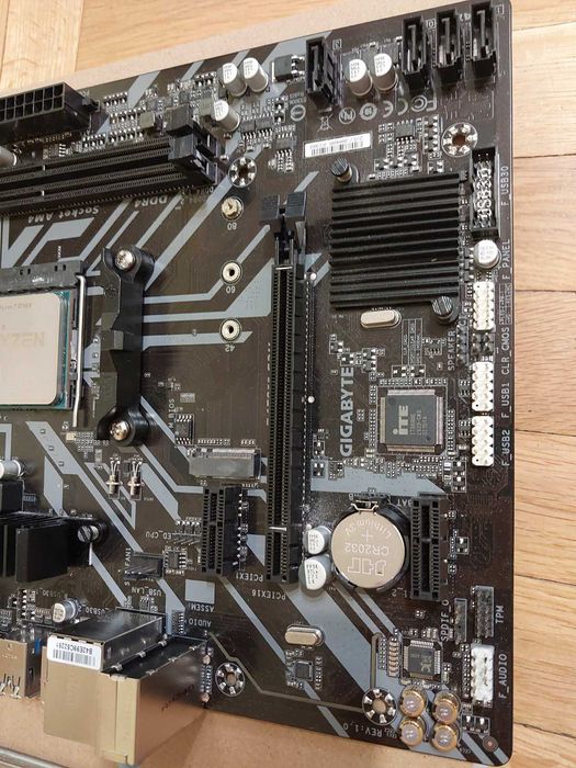 AMD Ryzen 7 3700X + Gigabyte B450M S2H