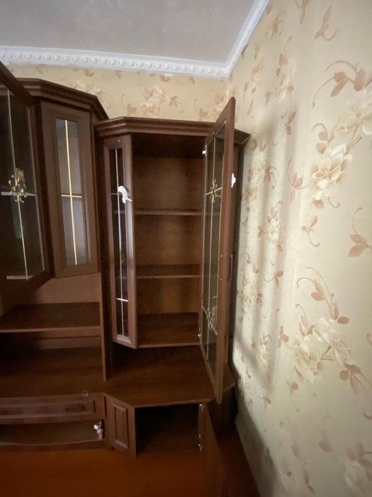 Шкаф стеклянный для дома