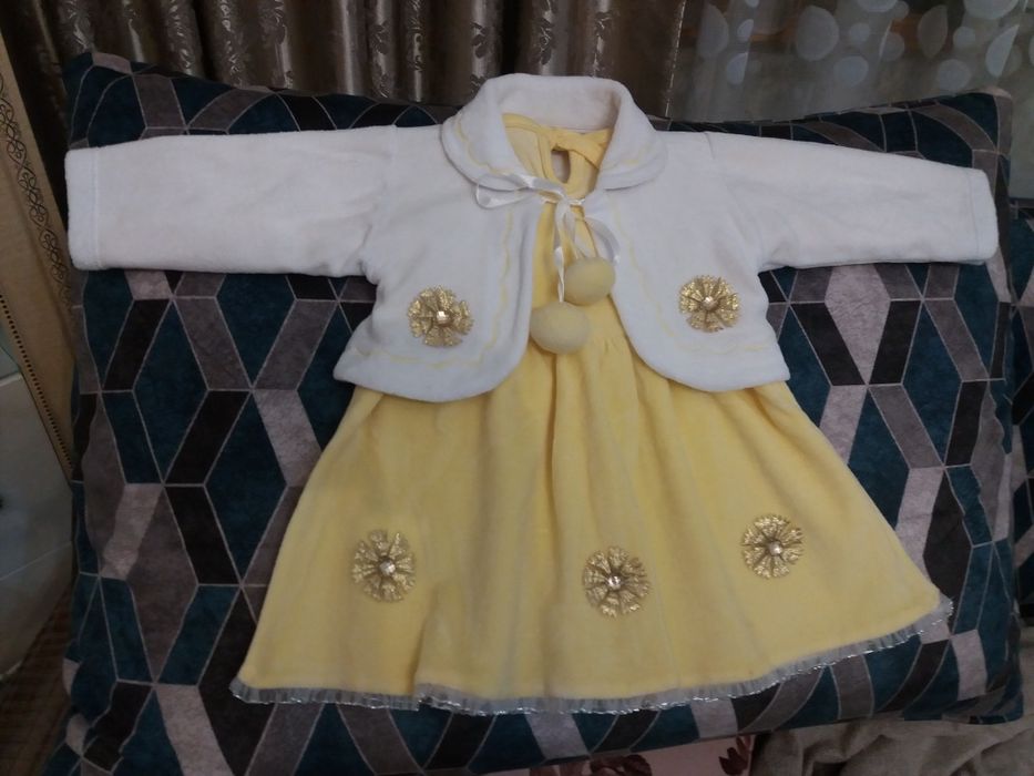 платье на девочку 1-1,5 года Турецкое. Белое пышное и желтое бархатное