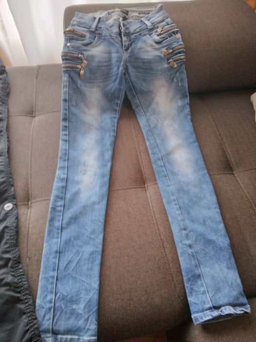 Se vinde oģ pereche trapezi și o pereche blugi strmti