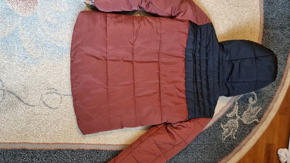 Geaca de poliamidă căptușită pentru iarnă.