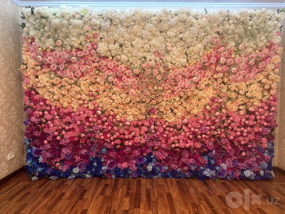 Фотозона из искуственных цветов