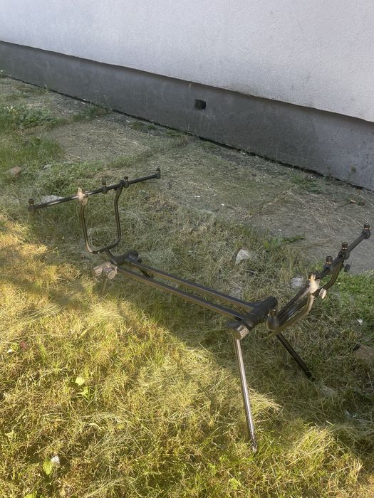 Vând rod-pod și doua lansete pentru crap