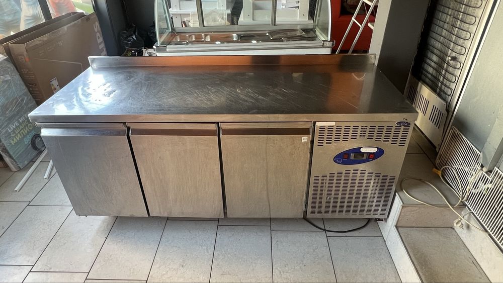 Хладилна витрина и работен плот 188см -2+8