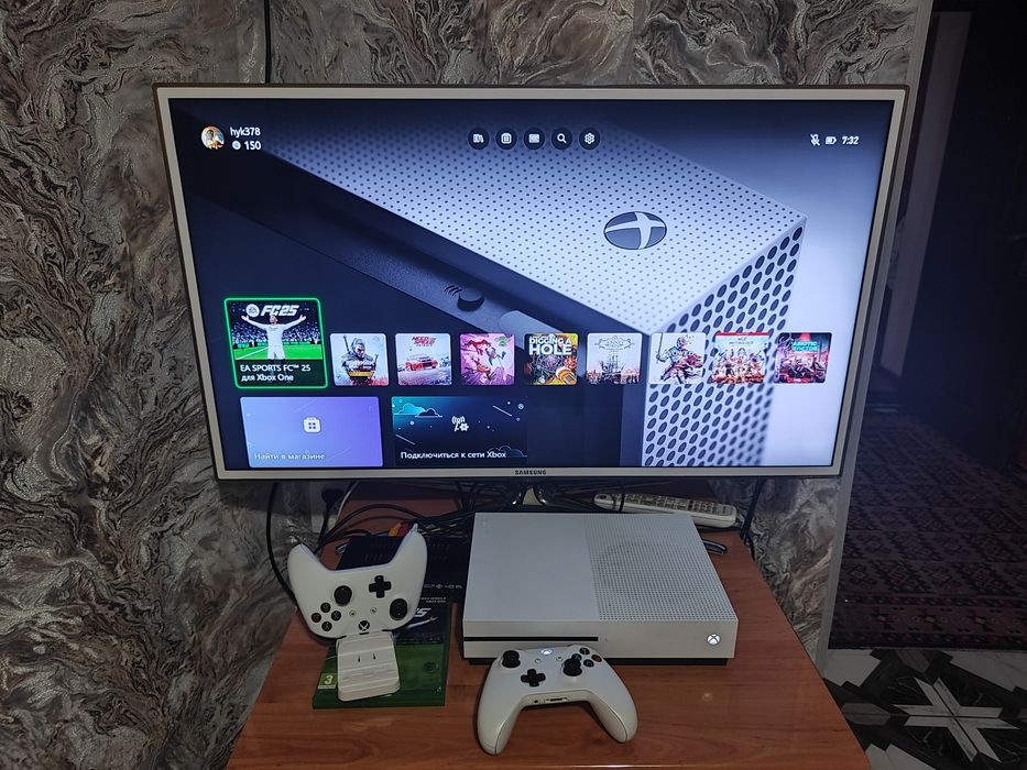 Продается Xbox One S