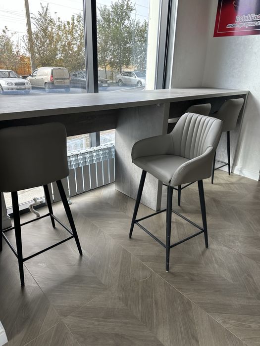 Барный стол и стулья