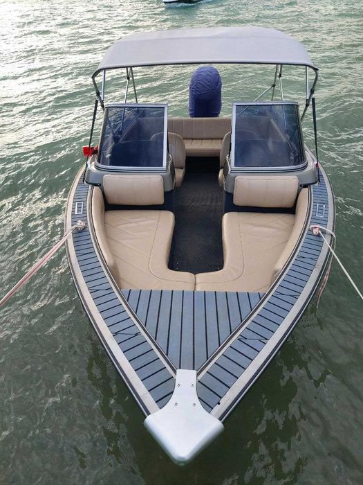 Прогулочный катер