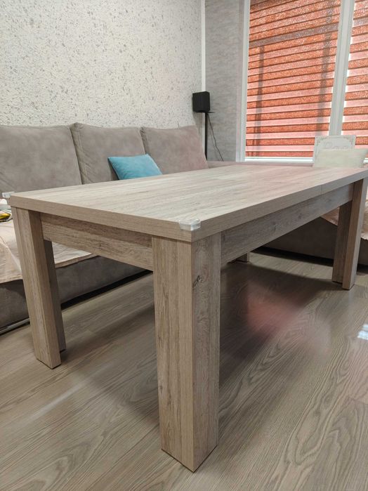 Продавам масивна холна маса