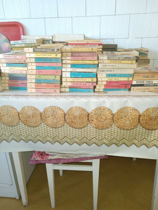 Vând 130 volume literatura, autori români și străini, 5 Lei bucata