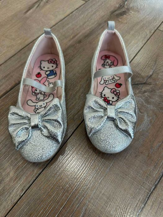 Блестящи балетни обувки с панделка за деца