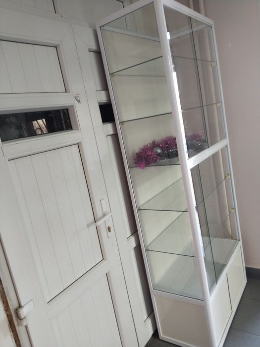 Продаю тринадцать витрин