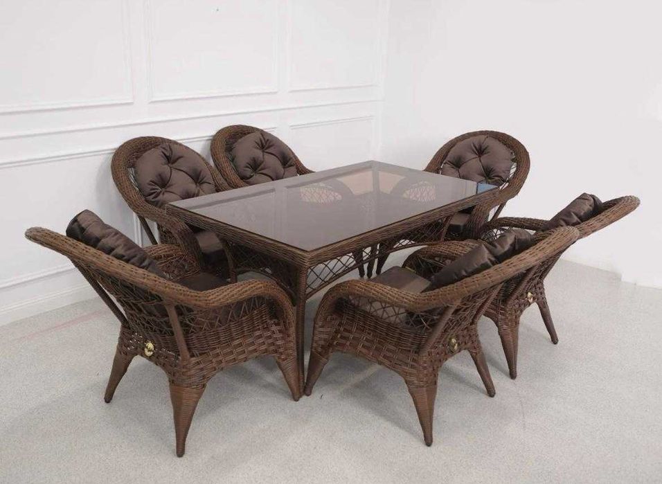 Плетеная мебель из искусственного ротанга: идеальный выбор для кафе и