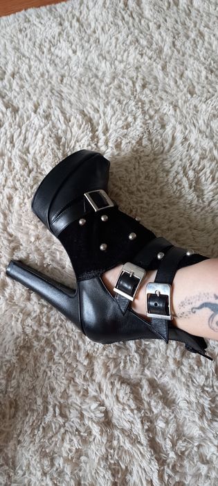 Vând sandale tip botine superbe nr34