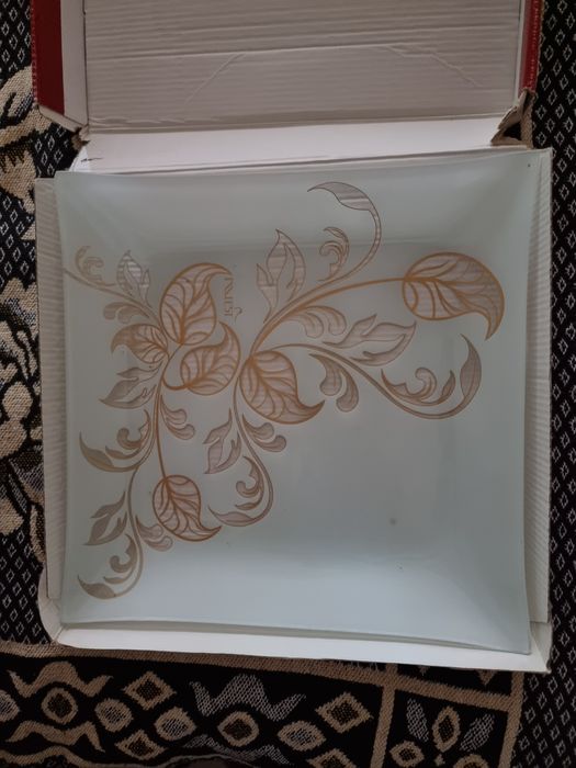 Набор тарелок и блюдо