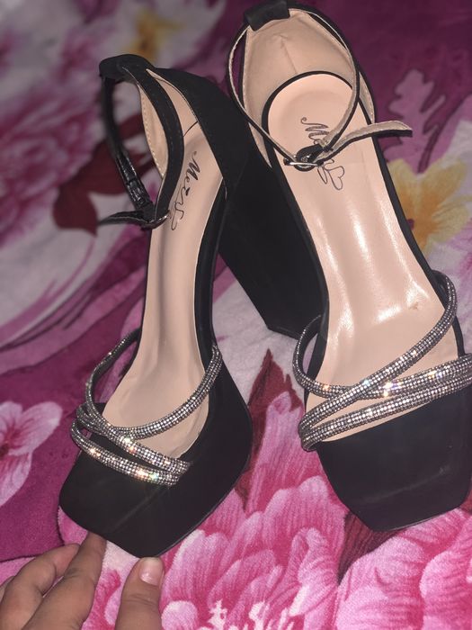 VÂND Pantofi si Rochii