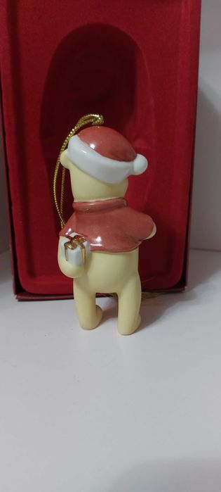 Продуктът е коледна играчка "Мечо Пух" от Lenox, изданието за 2011 г.