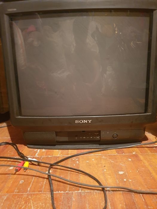 Телевизор с пультом.