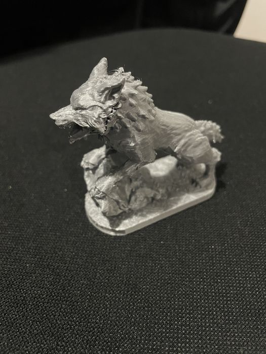 3D принтиран вълк върху скала