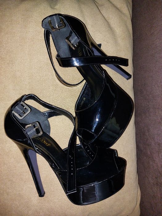 Pantofi cu toc înalt