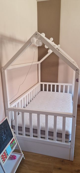 Pat pentru copii din lemn tip casuta