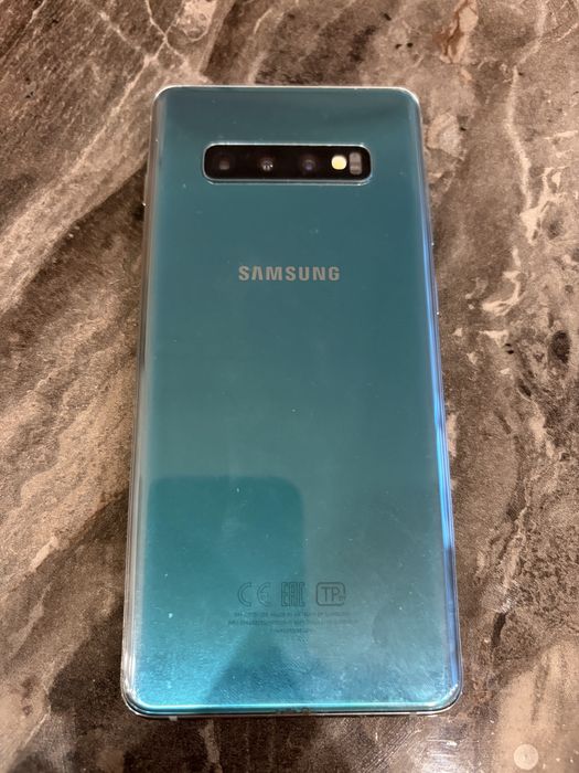 Продам смартфон Samsuhg S10+