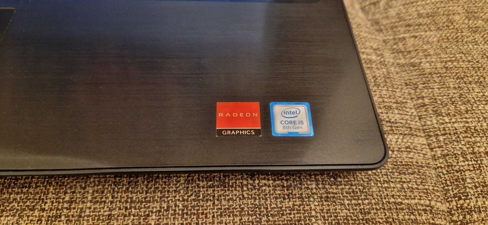 Ноутбук DELL INSPIRON 5570 (Core i5 8250U, Radeon 530, 15,6' FHD)