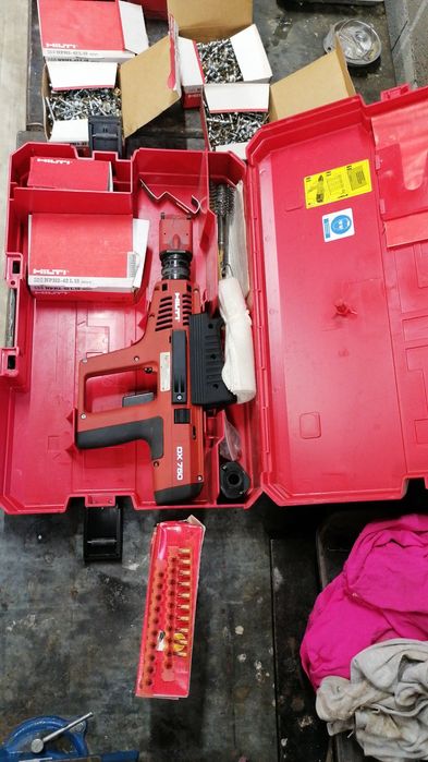 Vand Hilti DX750 pistol cu capse pt beton
