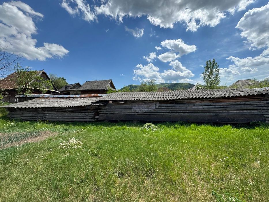 Lemn de construcție casa/cabana uscat - stivuit și acoperit
