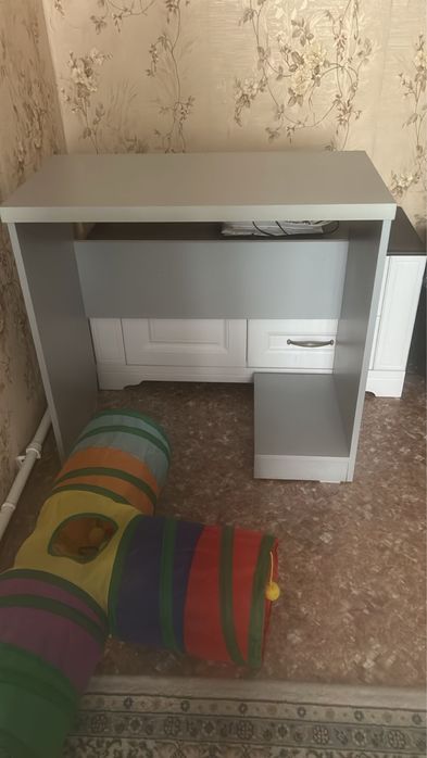 Продам стол компьютерный небольшой