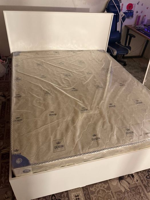 Почти новый спальный гарнитур