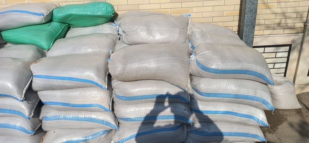 Цемент М450+ хуаксин. Чёрный песок. Красный песок. Доставка по городу.