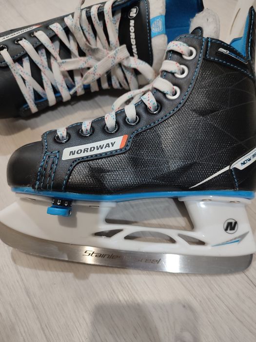 Коньки продаеться ! Детский максимальный размер 33 !