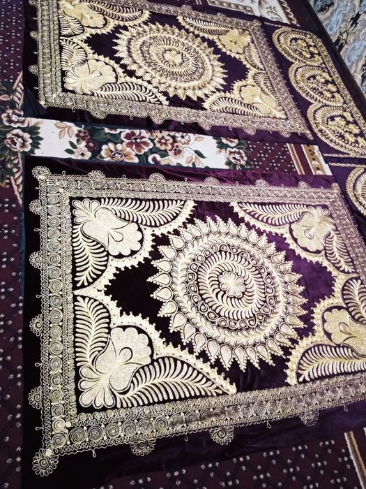 Popur liboslar yostiqlar sotiladi